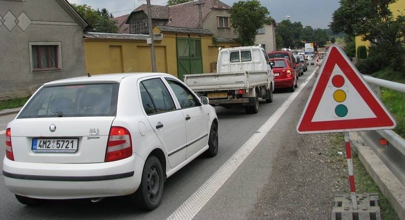 Až do konce září musejí řidiči počítat se zdržením na okraji Vlachova, kde dopravu kvůli stavbě mostu řídí semafory.