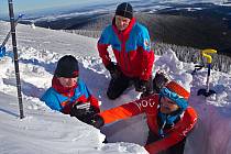 Specialisté z horské služby Jeseníky kontrolují lavinový katastr ve Velkém Kotli každý týden.