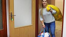 Pracovnice call centra ČEZ Distribuce v Zábřehu a jejich kolegové věnovali pro charitativní účely čtvrt tuny oděvů, bot a hraček.