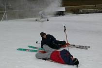 Na své si o víkendu přijdou lyžaři i v areálu v Branné, kde mají nachystané hromady umělého sněhu, které rozvezou po sjezdovce. 