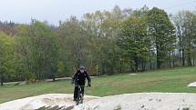 Lipovské stezky nabízejí bikerům celkem osm kilometrů tras od málo náročných modrých vhodných i pro rodiny s dětmi až po těžké černé určené zkušeným jezdcům.
