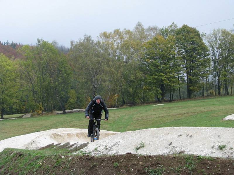 Lipovské stezky nabízejí bikerům celkem osm kilometrů tras od málo náročných modrých vhodných i pro rodiny s dětmi až po těžké černé určené zkušeným jezdcům.