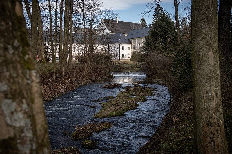 Zámek a zámecký park ve Velkých Losinách, 30. března 2021.