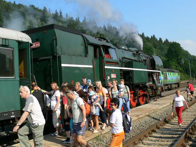 Historický vlak na Anenské pouti ve Starém Městě