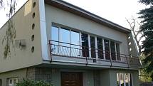 Kdysi oblíbený dům typu V, kterému se podle místa působení jeho autora říkalo Šumperák. Dům je charakteristický čelní prosklenou stěnou s balkonem a motivy šikmin.