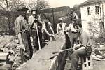 BUDUJÍCÍ OBČANÉ NAŠÍ VESNICE. Fotografie z přelomu 50. a 60. let, kdy byl budován nový kulturní dům, který byl otevřen v polovině 60. let. Zděná stavba nahradila původní dřevěnou, která vyhořela v roce 1950.