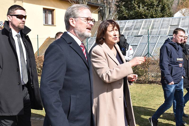 Premiér Petr Fiala v Jeseníku. Příjezd do města, návštěva u starostky, návštěva květinářství, přechod na zasedání vlády.