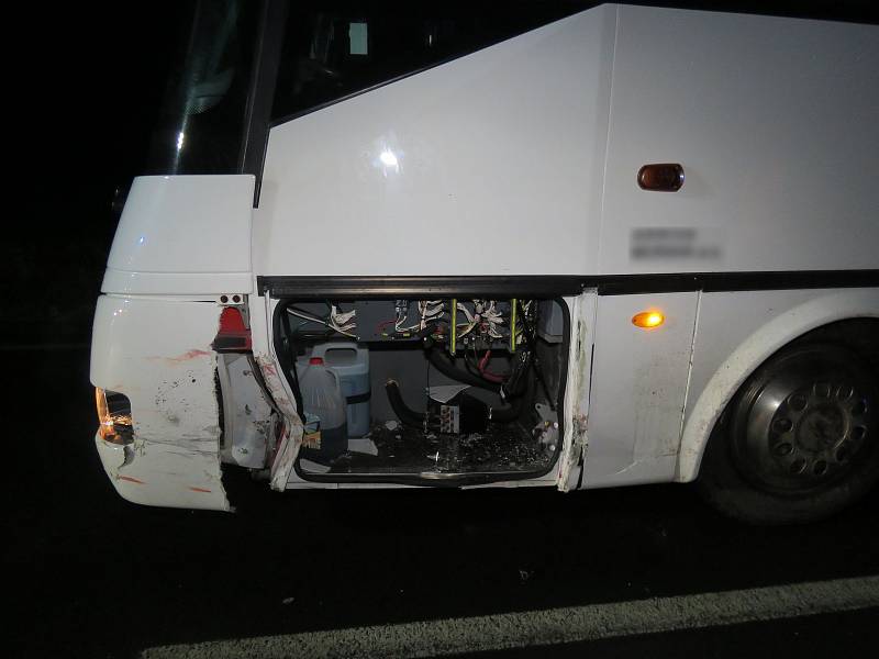 Srážka auta s autobusem mezi Lošticemi a Mohelnicí