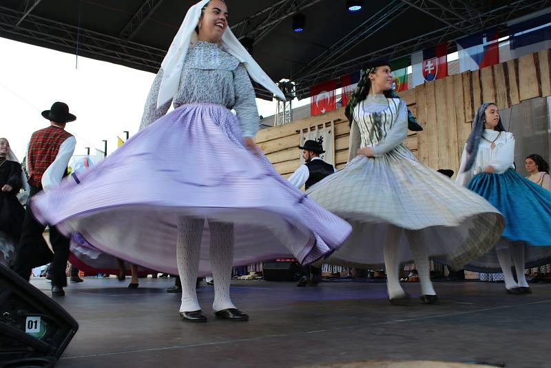 V pátek a v sobotu se na hlavních pořadech Mezinárodního folklorního festivalu v Šumperku představily postupně dvě desítky souborů. Mezi nimi byl i soubor z Portugalska.