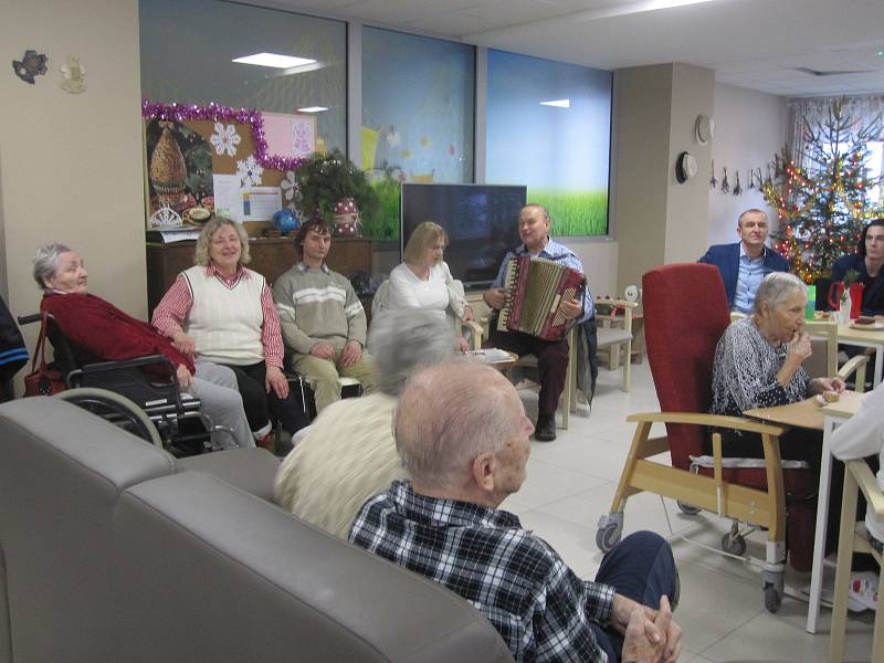 Splněním vánočních přání udělala Ježíškova vnoučata  v neděli 15. prosince radost klinetům Alzheimercentra v Zábřeze.