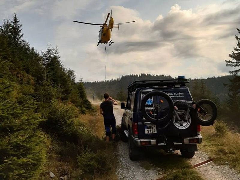 Zásahy horské služby v polovině září 2021 s asistenci vrtulníků v Jeseníkách a Králickém Sněžníku.