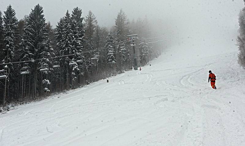 Šumperští profesionální hasiči cvičili záchranu z lanovky ve Ski areálu Přemyslov. Leden 2021