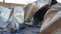 Utržená střecha u kruhového objezdu na obchvatu Zábřehu - následek vichru z 10. na 11. března 2019