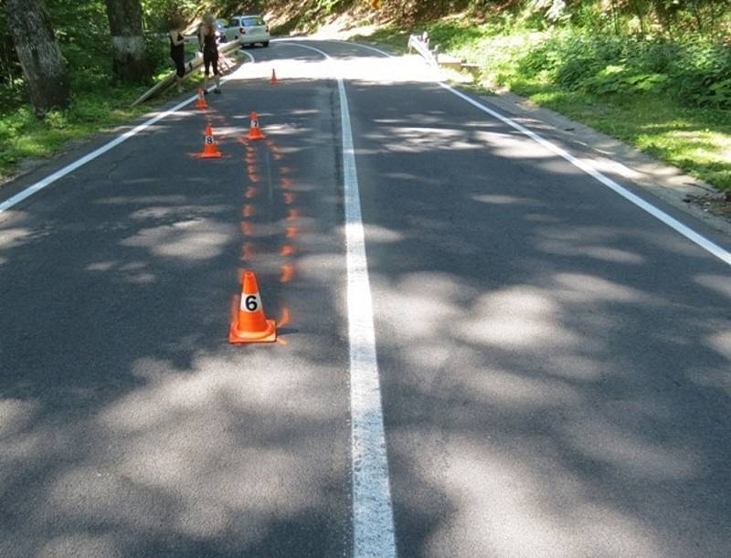 Závažné zranění utrpěl mladý cyklista, který havaroval při sjezdu ze strmého kopce.