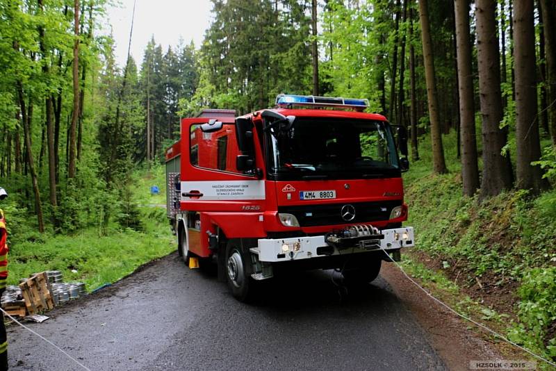 Nákladní auto převážející sudy a lahve s pivem havarovalo ve čtvrtek 21. května dopoledne u Jedlí na Zábřežsku.