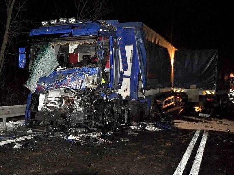 Hasiči zasahují u tragické srážky dvou kamionů a dodávky na Mohelnickém kopci