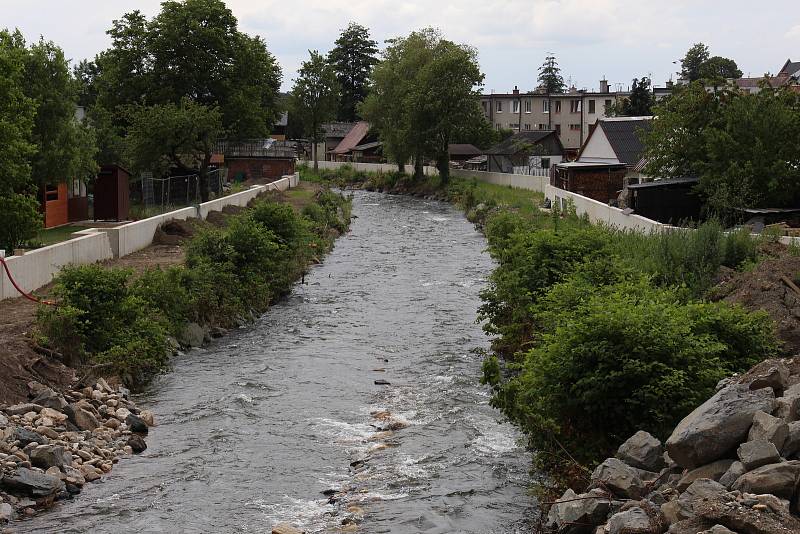 Stavba protipovodňových opatření na řece Desné - lokalita u mostu na silnici I/11 z Rapotína do Petrova.