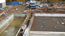 Práce na rekonstrukci venkovního bazénu v Zábřehu zatím běží podle plánu. Dělníci nyní pracují na betonáži dna. 