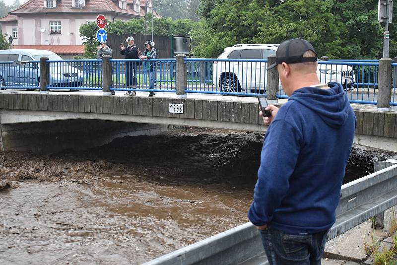 Rozvodněná řeka Bělá v neděli 18. července v Jeseníku.