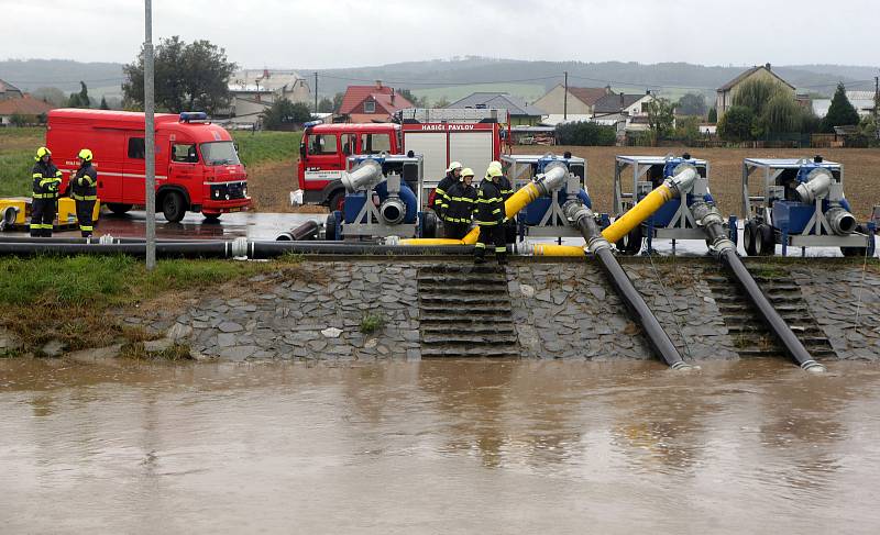 Hasiči připravují čerpání Třebůvky do Moravy 14.10.2020.