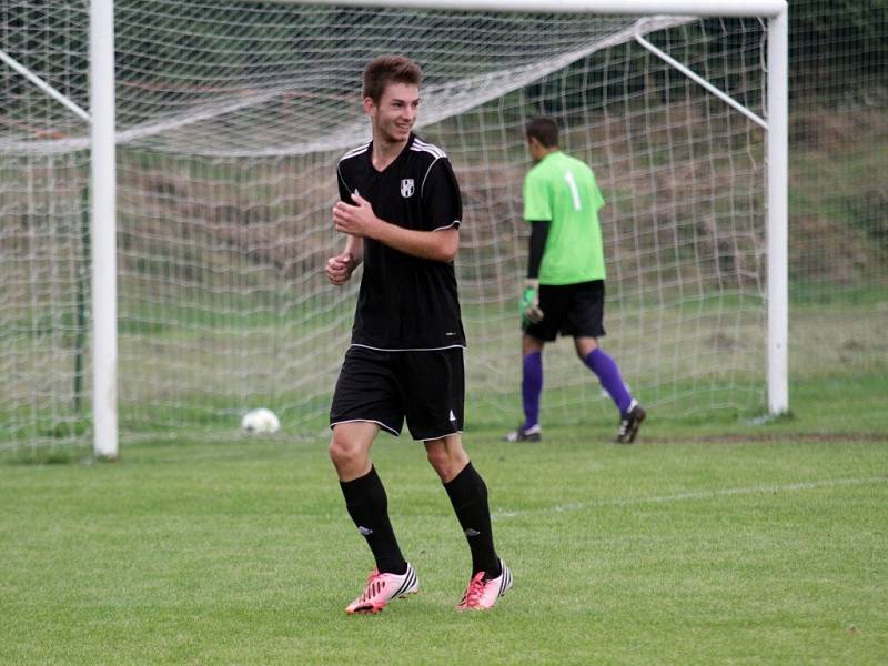 Fotbalisté Holice B (v černém) porazili Velké Losiny 1:0.