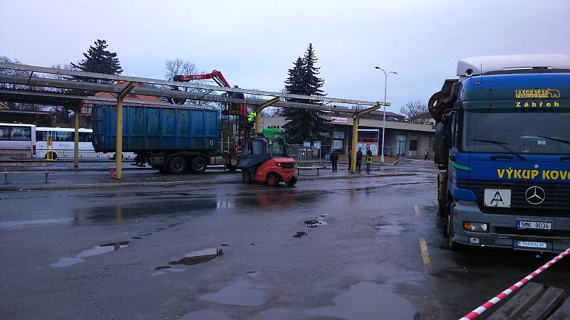 Demontáž ocelových střech nad nástupišti autobusového nádraží v Šumperku.