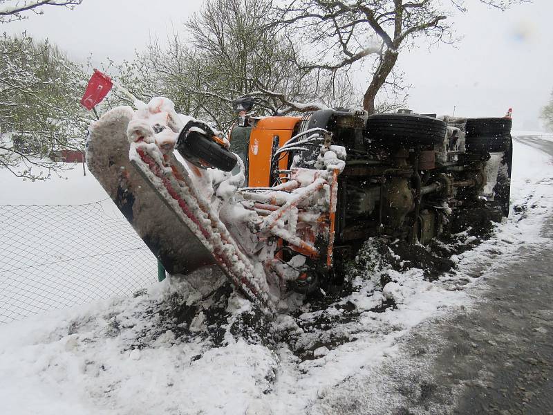 Nehoda sypače ve středu 19. dubna v Raškově na Šumpersku