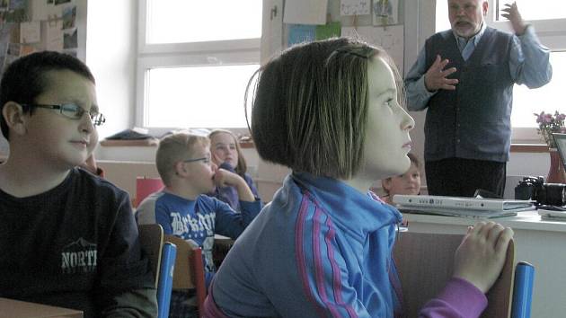 Příbehy bezpráví: Luděk Štipl vyprávěl školákům v Lukavici svůj životní příběh 