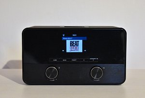 Digitální radiový přijímač s naladěným Radiem Beat.