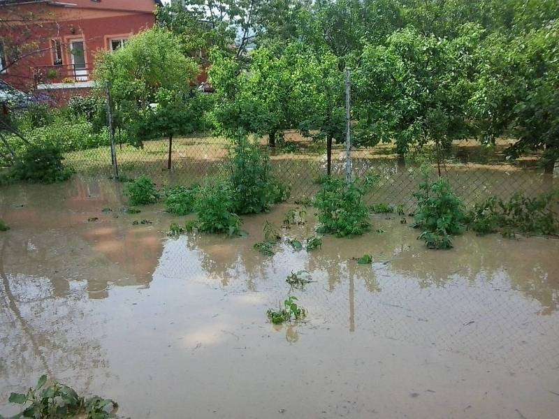 Hasiči na Jesenicku odklízeli nánosy bahna ze silnic, dvorů a zahrad, čistily kanály a propustky, monitorovali vodní toky a preventivně plnili pytle s pískem.