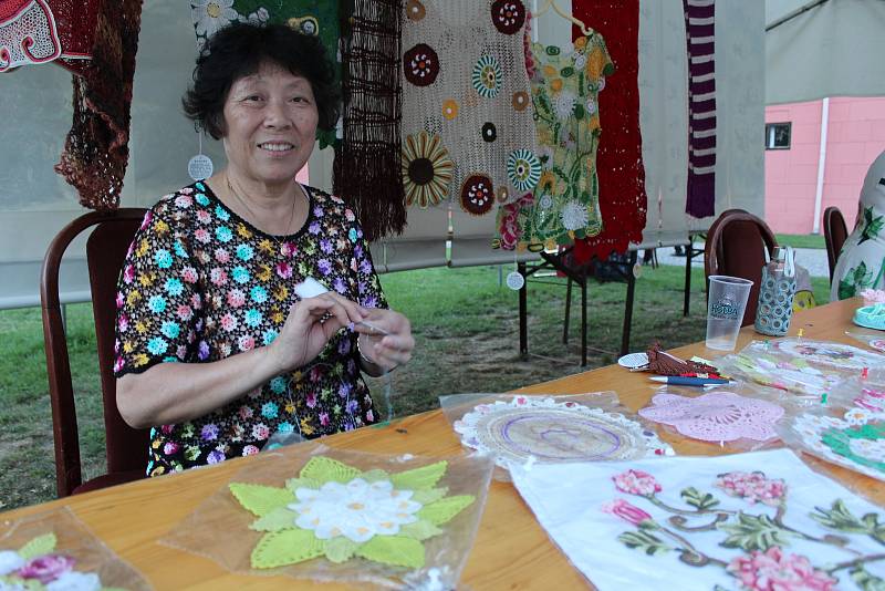 V pátek a v sobotu se na hlavních pořadech Mezinárodního folklorního festivalu v Šumperku představily postupně dvě desítky souborů. Mezi nimi byl i soubor z čínské Šanghaje.