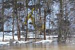 Řeku Březnou blokuje led, voda si vytváří nové koryta