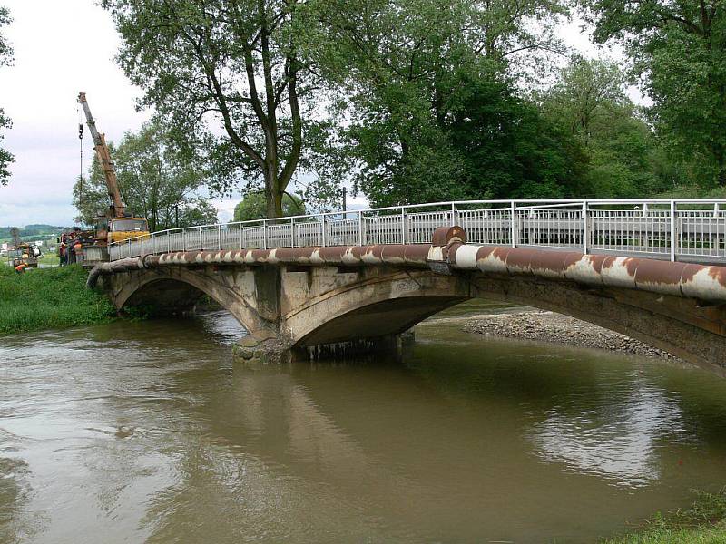 Místo, kde řeku Moravu v Leštině přetínal most, je dnes rušným staveništěm