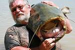 Rybaření je pro Františka Halaxu největší koníček. Na snímku je s uloveným sumcem na přehradě na španělské řece Ebro