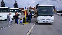 Na nástupištích autobusového nádraží v Šumperku chybí cestujícím přístřešky.