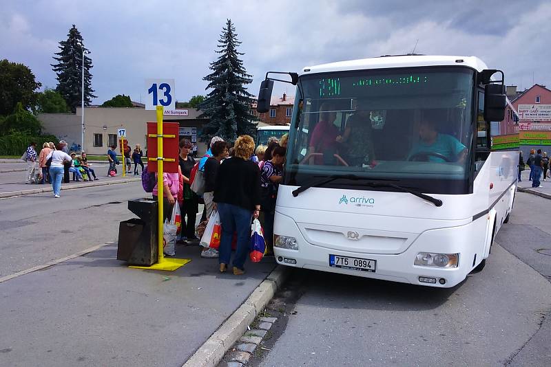 Na nástupištích autobusového nádraží v Šumperku chybí cestujícím přístřešky.