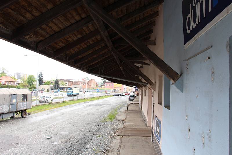 Na místě nádražního dvora a autobusového nádraží vznikne moderní dopravní terminál. Práce přiškrtí dopravu na frekventované Jesenické ulici.