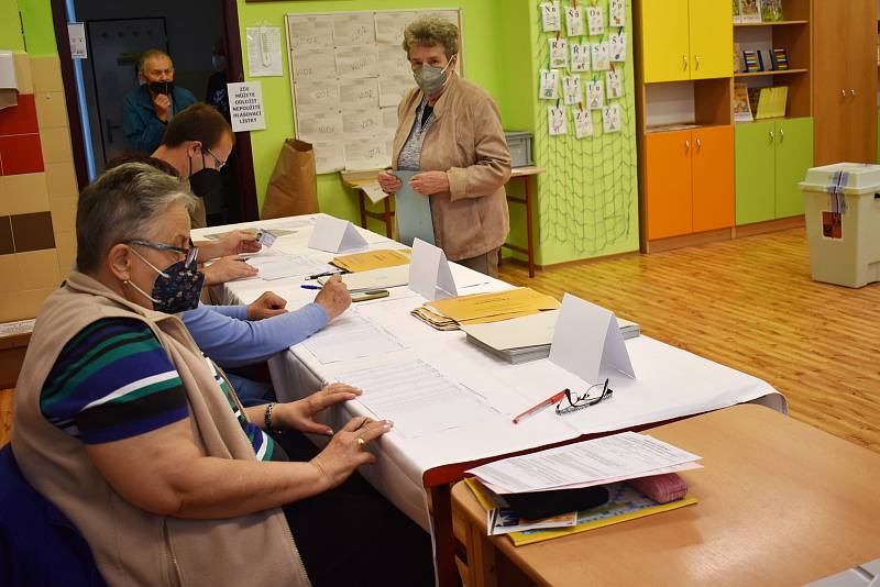 Volby do Poslanecké sněmovny Parlamentu České republiky v pátek 8. října 2021 na základní škole na sídlišti Severovýchod v Zábřehu.