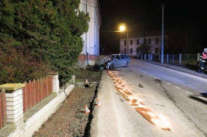 Opilý řidič naboural do zdi kostela.