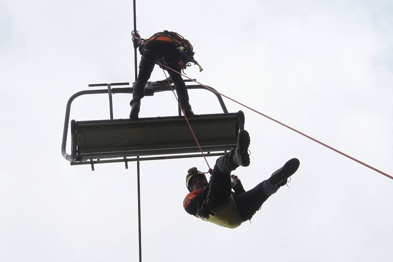 Hasičské cvičení - evakuace osob z lanové dráhy v Přemyslově