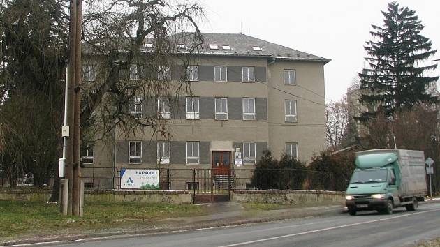 Bývalé zemědělské učiliště v Lošticích je prázdné od podzimu 2012, kdy se škola sloučila se Střední technickou školou v sousední Mohelnici.