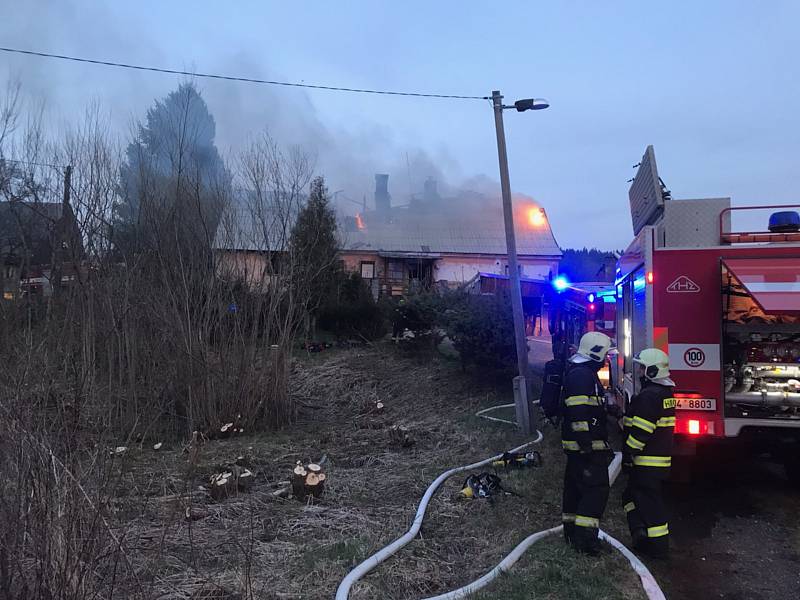 Rodině v Bělé pod Pradědem zničil požár dům.