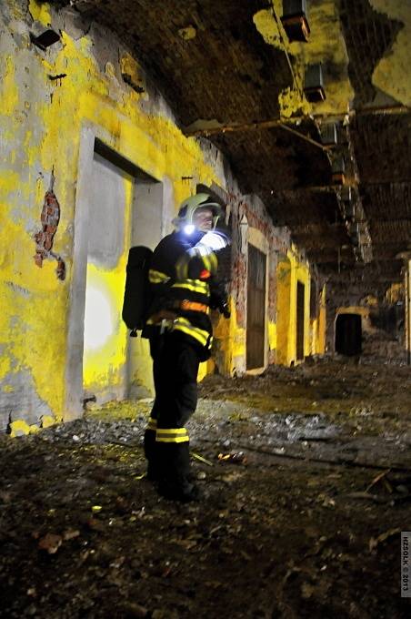 Rozsáhlé taktické cvičení podnikli v pondělí 6. května zábřežští a šumperští hasiči. V areálu zábřežské Perly si prověřili, jak rychle jsou schopni najít zavalené osoby.