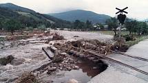 Zničená trať v Loučné v červencí 1997.