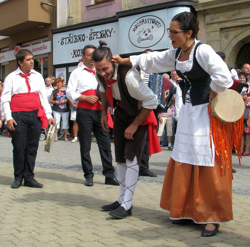 Mezinárodní folklorní festival v Šumperku vyvrcholil v sobotu 20. srpna dopoledne přehlídkou Roztančená ulice.