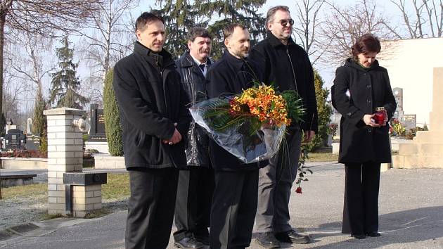 Starosta Zdeněk Kolář (vlevo), ředitel gymnázia Martin Paclík (uprostřed) a další radní u hrobu Františka Kahlika.