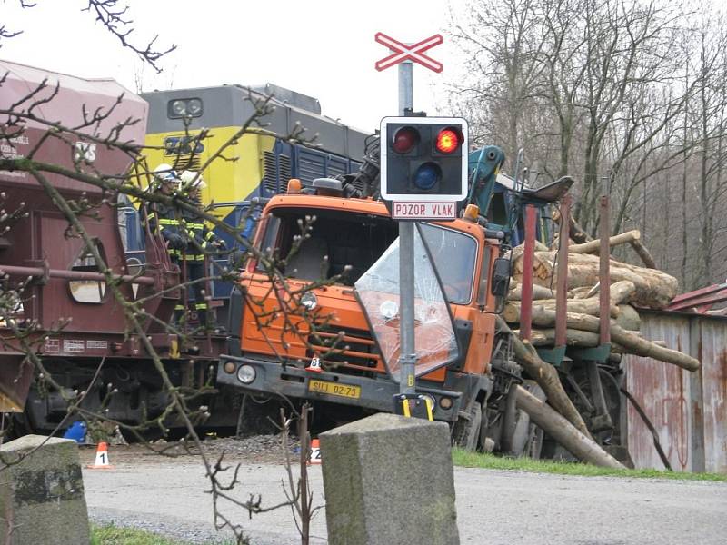 Nehoda nákladního vozu s vlakem v Bohdíkově.