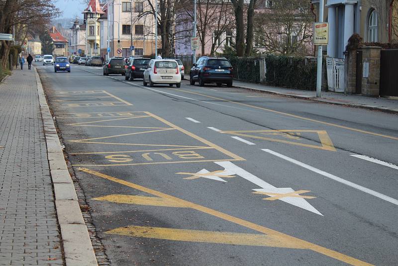 Na ulici Jeremenkova budou lidé vystupovat z autobusů.