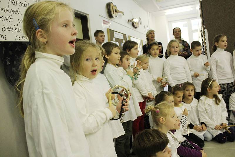 Školáci ze ZŠ Sluneční v Šumperku nacvičují na akci Česko zpívá koledy.