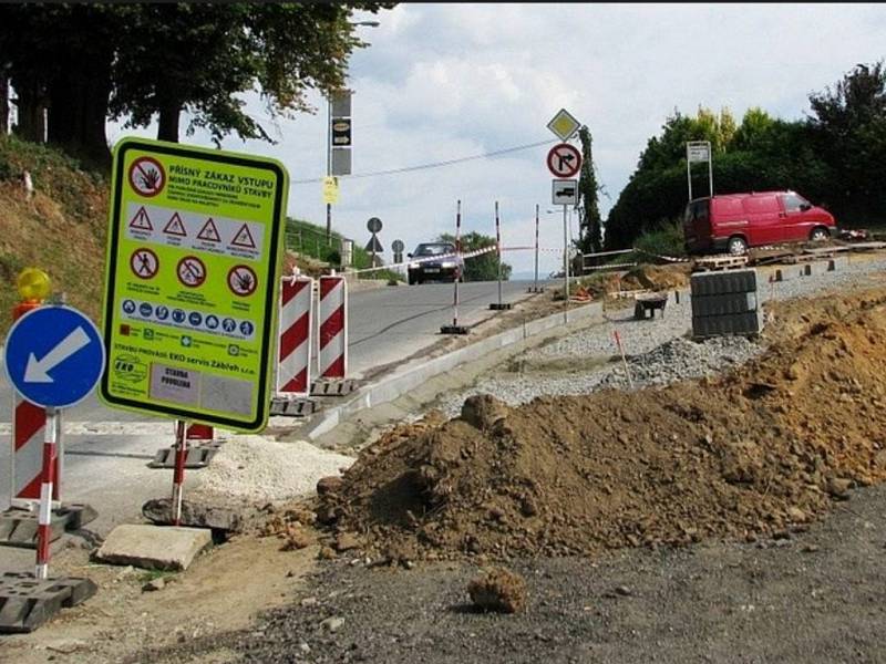 Rekonstrukcí prochází v těchto dnech nepřehledná křižovatka Bezručovy a Dvorské ulice v Zábřehu.